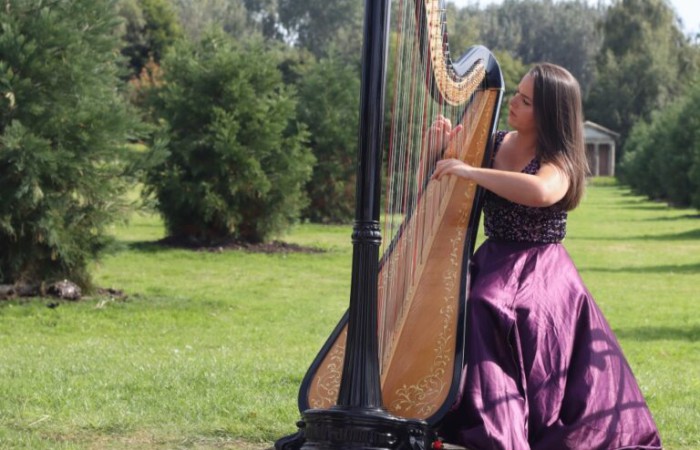 Rhia Harpist